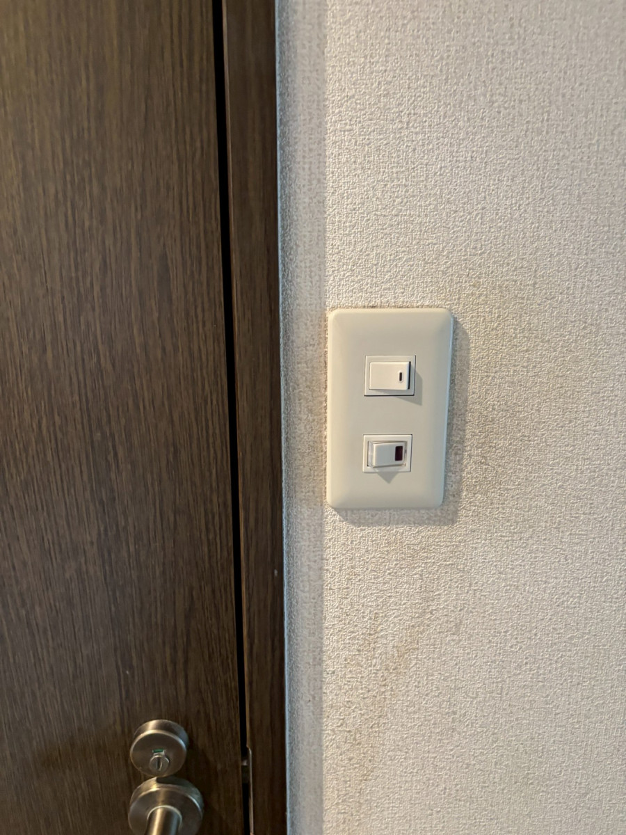 施工前の古いスイッチパネル