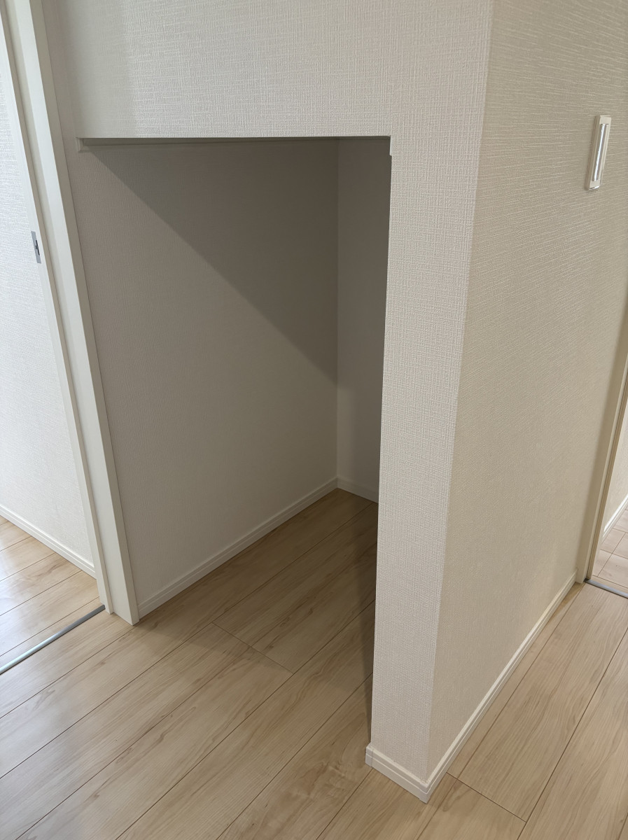 施工前の扉のない階段下収納